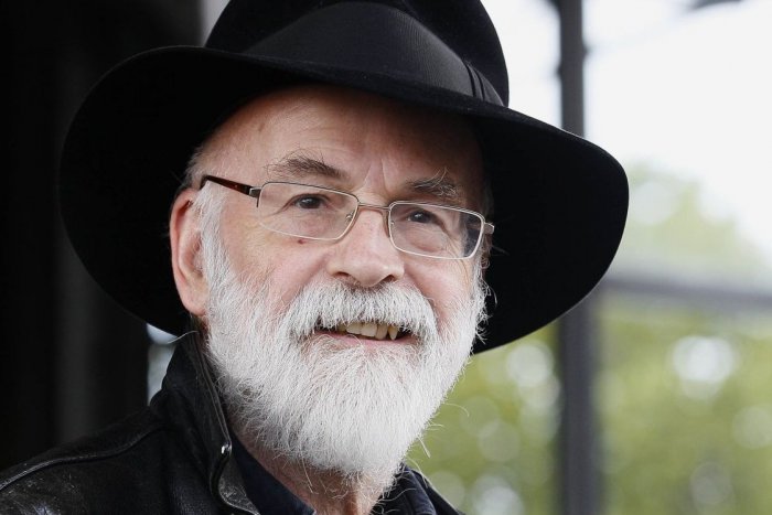 Ilustračný obrázok k článku KURIOZITA DŇA: Už si ich nik neprečíta, valec zničil nedokončené Pratchettove diela