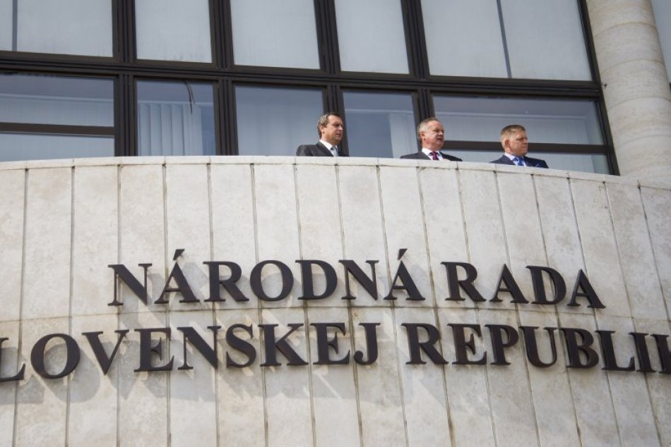 Ilustračný obrázok k článku SVET O SLOVENSKU: Kladivo na nové politické strany