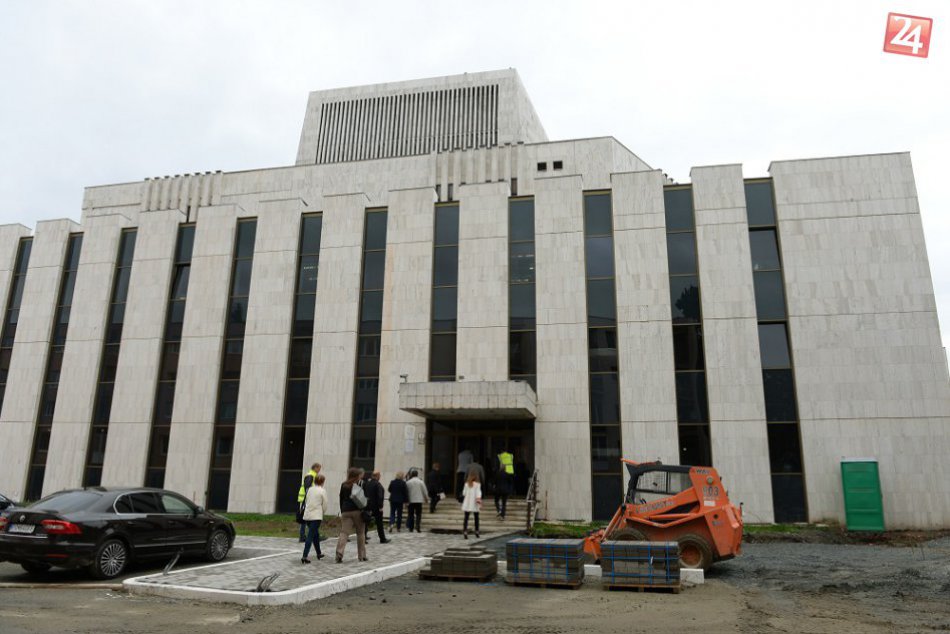 Ilustračný obrázok k článku Stavbári pred Divadlom Jonáša Záborského finišujú s rekonštrukciou vstupných priestorov