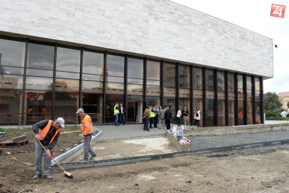 Ilustračný obrázok k článku Má už nový moderný vzhľad: Priestranstvo okolo prešovského divadla je vynovené