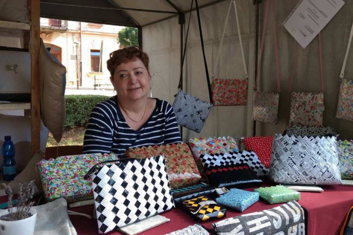 Ilustračný obrázok k článku FOTO: Východniarka Jarmila sa má čím pochváliť. Vyrába kabelky z papiera