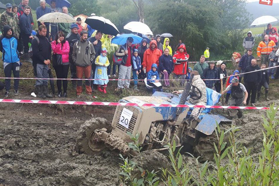 Ilustračný obrázok k článku Súťaž traktorov v daždi a blate lákala do Papradna davy: VIDEO a FOTO z trate