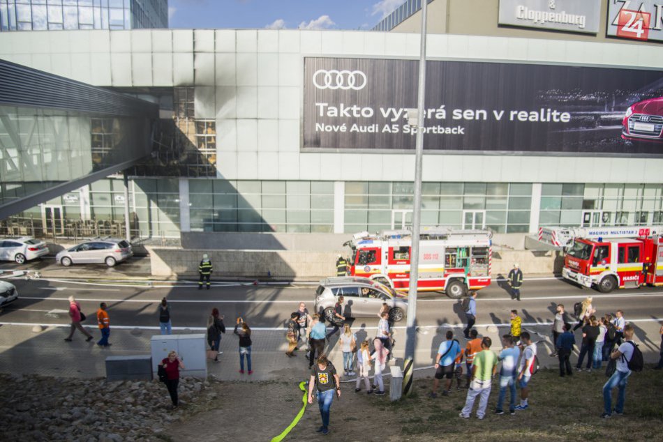 Ilustračný obrázok k článku V obchodnom centre Aupark zasahujú hasiči, horí tam nadchod