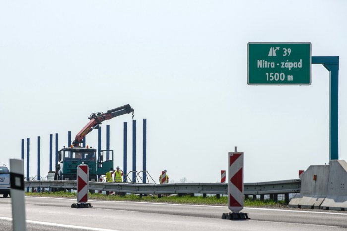 Ilustračný obrázok k článku Staré značenie na ceste R1A do Nitry vymenia: Upravia aj názvy cieľov