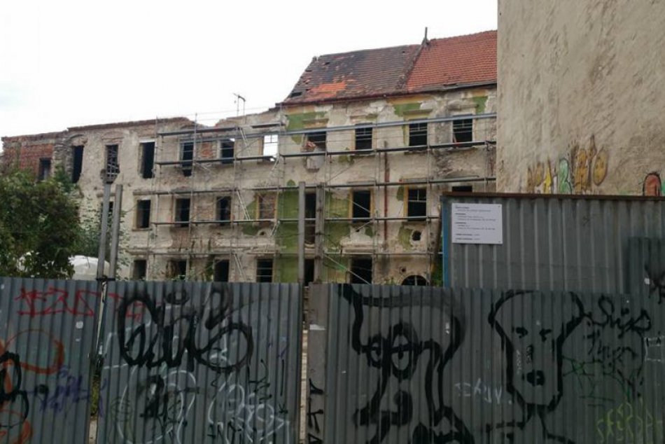 Ilustračný obrázok k článku Esterházyho palác na Kapitulskej ulici chátra. Svitá nádej na jeho záchranu?