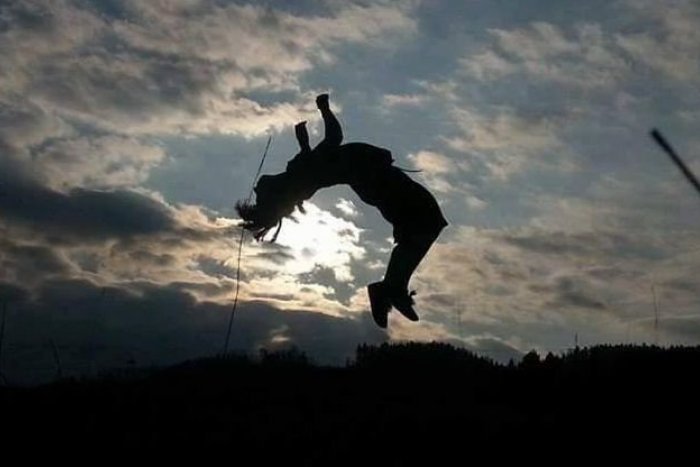 Ilustračný obrázok k článku VIDEO, ktoré až vyrazí dych. Bystričan David (16) ustál dvojité salto na tráve