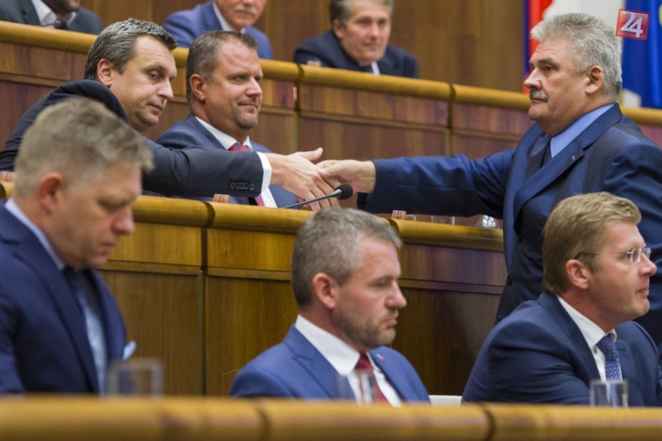 Ilustračný obrázok k článku Vojna v koalícii. Danko obvinil ministra z „politického chrapúnstva". Richter vracia úder