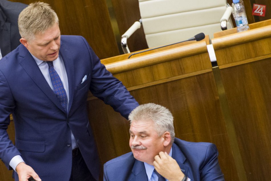 Ilustračný obrázok k článku Opozícii sa Richtera odvolať nepodarilo, vláda nepadla