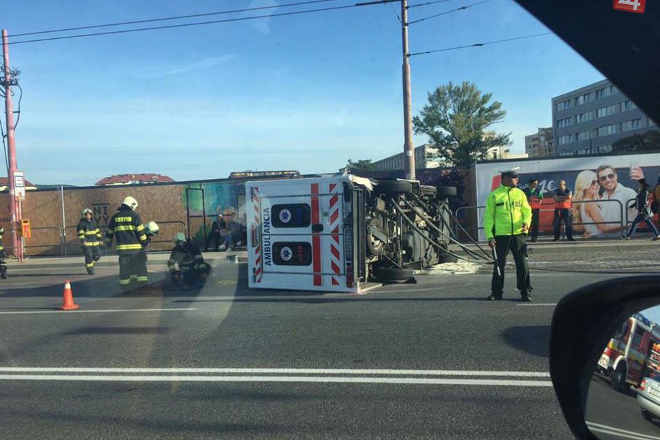 Ilustračný obrázok k článku Pri dopravnej nehode v Ružinove sa prevrátila sanitka