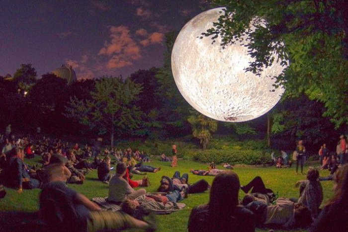 Ilustračný obrázok k článku Biela noc opäť rozžiari ulice mesta: Nad Bratislavou sa bude vznášať Ufo!