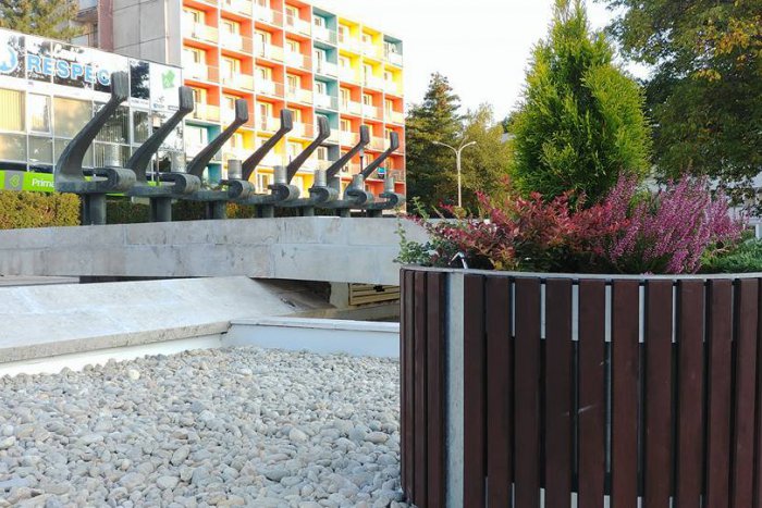 Ilustračný obrázok k článku Fontánu ešte nespustili a už si na nej niekto zgustol: Rožňavskí mestskí prosia o pomoc