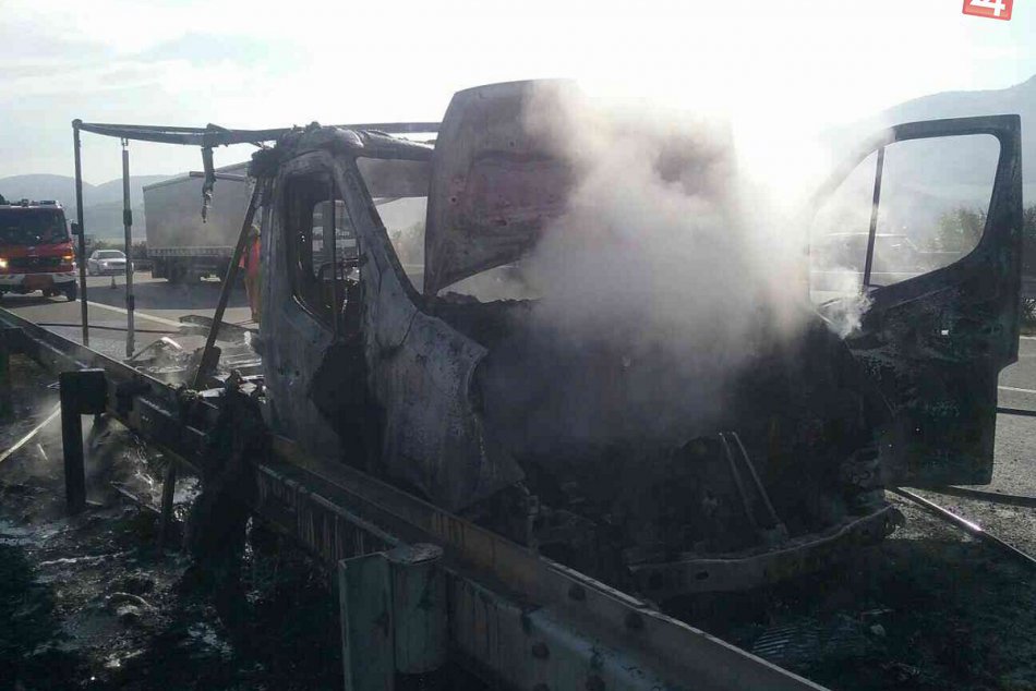 Ilustračný obrázok k článku Považskobystrickí hasiči v akcii: Na diaľnici horela dodávka, FOTO