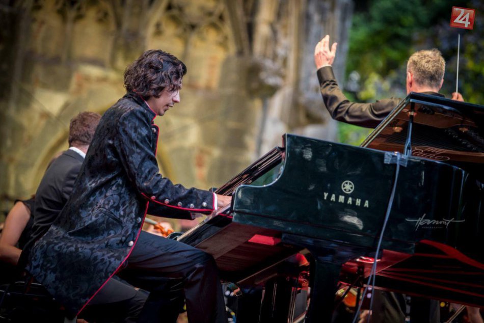 Ilustračný obrázok k článku Trnavčan Miloš Biháry (21) má hudbu v krvi: S klavírom to vie naozaj krásne