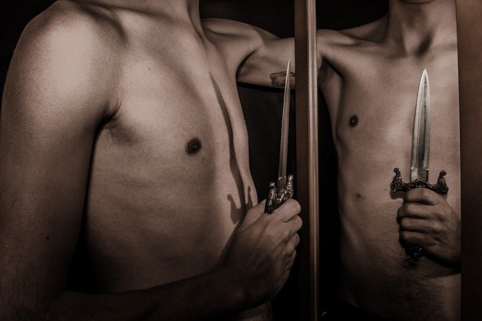 Ilustračný obrázok k článku Polonahý muž s nožom v ruke sexuálne obťažoval viacero žien v Petržalke