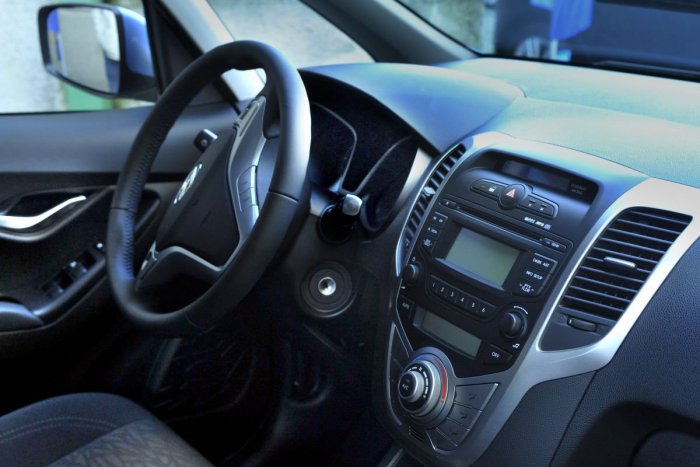 Ilustračný obrázok k článku VIDEO: Môže si vodič dopriať cigaretku, piť alebo jesť za volantom?