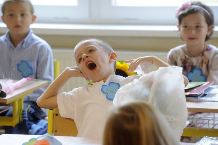 Ilustračný obrázok k článku RADÍME: Správne sedenie školákov má význam pre chrbticu aj písanie