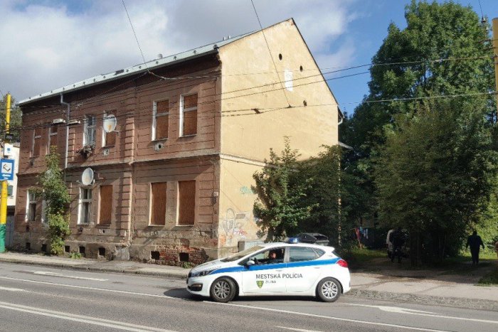 Ilustračný obrázok k článku Osud bytovky na Predmestskej spečatený bez kompromisov: Jedna rodina s náhradným bývaním! FOTO