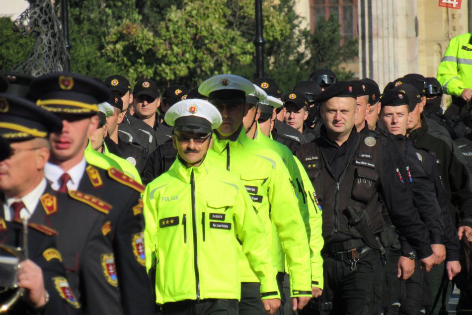 Ilustračný obrázok k článku Prešovom išiel slávnostný sprievod: Desiatky policajtov, hudba, autá aj kone, FOTO