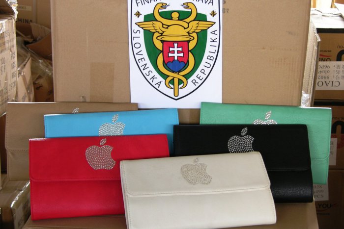 Ilustračný obrázok k článku Colníci zaistili v bratislavskej predajni falzifikáty za viac ako 68 000 eur