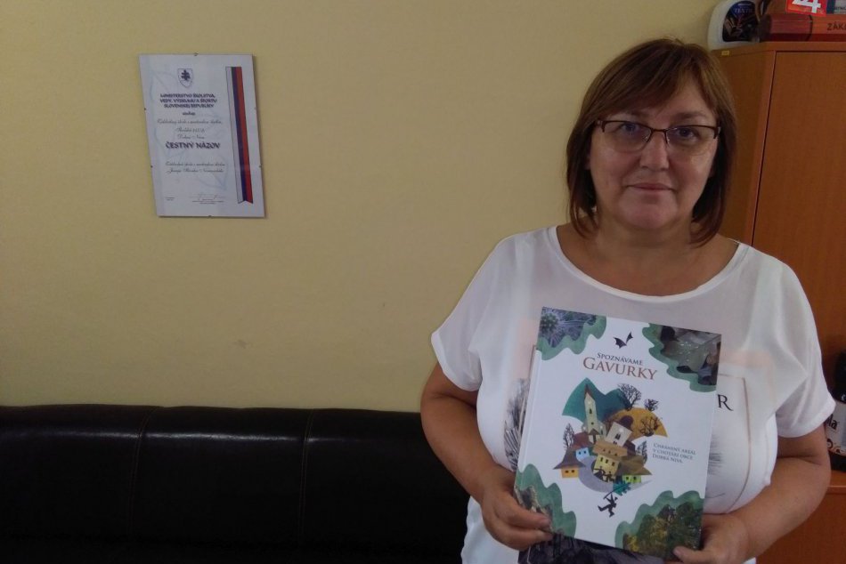 Ilustračný obrázok k článku Pocta pre žiakov a učiteľov školy v Dobrej Nive. Stoja za najkrajšou knihou o regiónoch