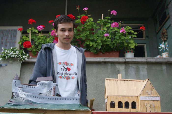 Ilustračný obrázok k článku Modelársky talent z neďalekej obce: Ľubošov (17) Šášov obdivujú ľudia v múzeu, FOTO