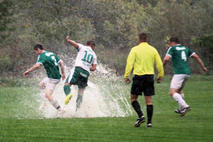 Ilustračný obrázok k článku Upršané zápasy v mikulášskom okrese: Prekvapením víťazstvo Černovej so Švošvom