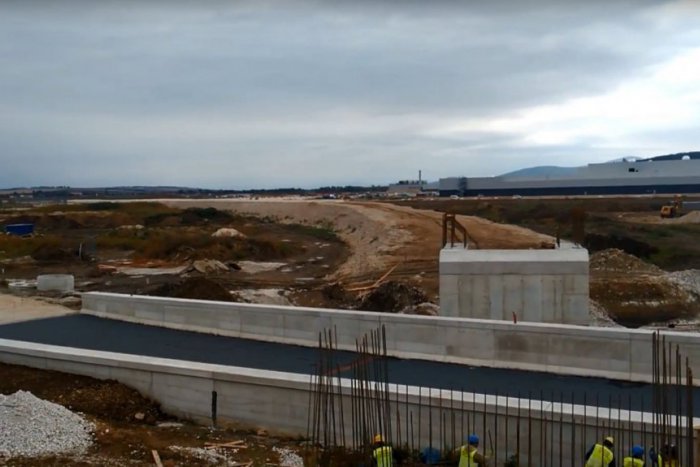 Ilustračný obrázok k článku VIDEO: Práce na stavenisku automobilky Jaguar Land Rover sú v plnom prúde