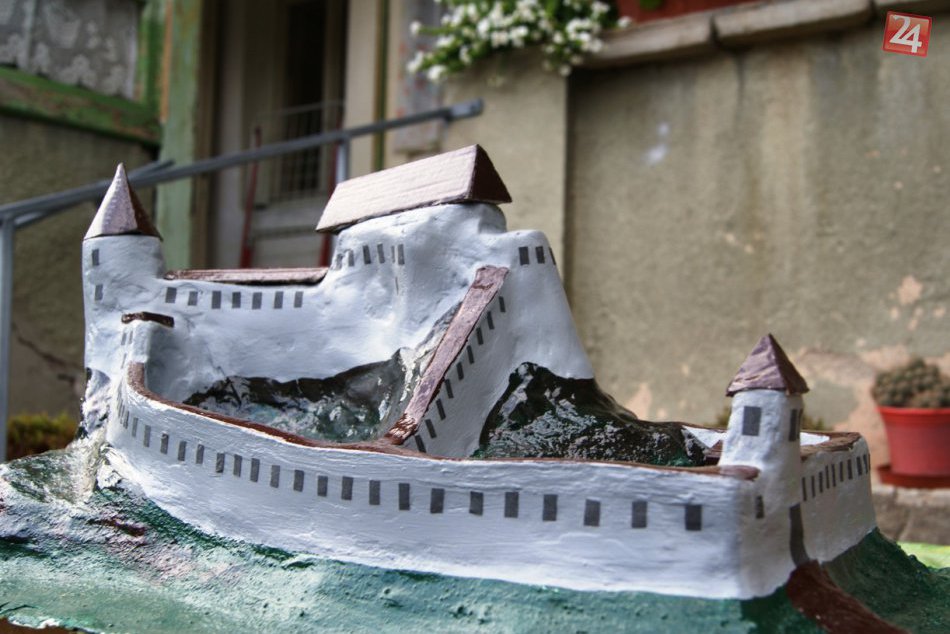 Ľubošov model Šášovského hradu si môžu návštevníci pozrieť v múzeu pod zrúcaninou.