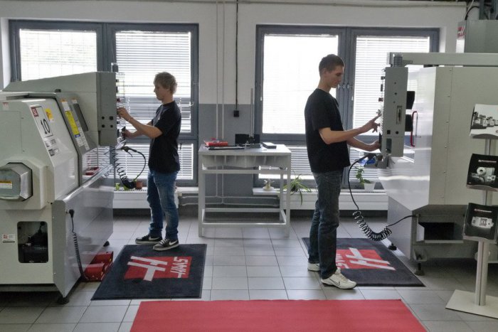 Ilustračný obrázok k článku Na nitrianskej škole začali s prípravou študentov na prácu v automobilke Jaguar