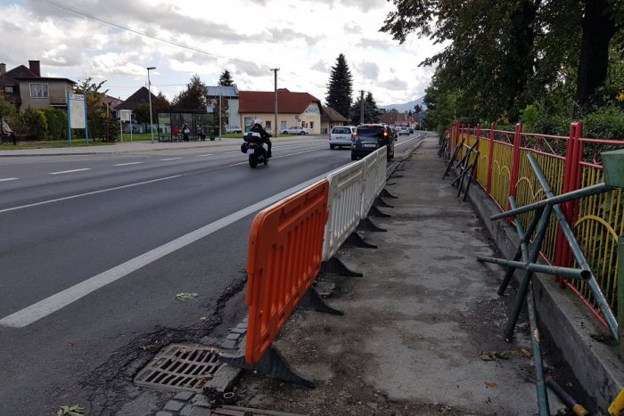 Ilustračný obrázok k článku Inovácia v Okoličnom: Pred základnou školou zrekonštruovali frekventovaný chodník