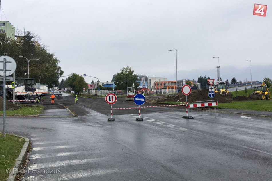 Ilustračný obrázok k článku Kruhový objazd pred vstupom do Veľkej by mal byť hotový do konca roka