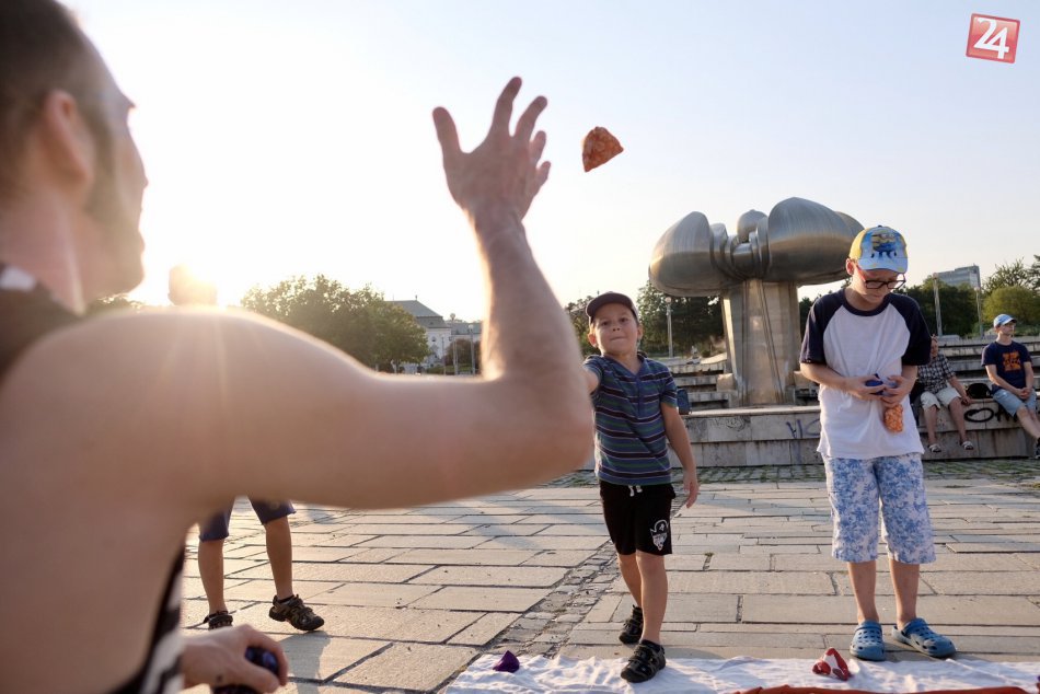 Ilustračný obrázok k článku Máte chuť na  jogu, tai-chi, capoeiru alebo jumping? Zašportujte si na Námestí slobody!