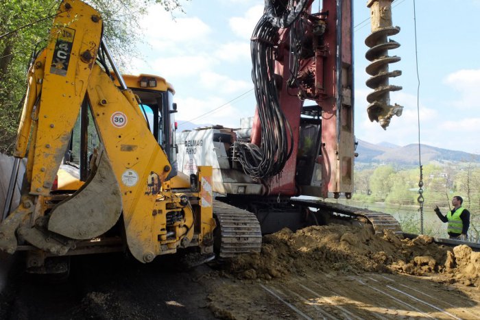 Ilustračný obrázok k článku V Močenku sa opäť buduje: Opravia si cestu z vlastných zdrojov