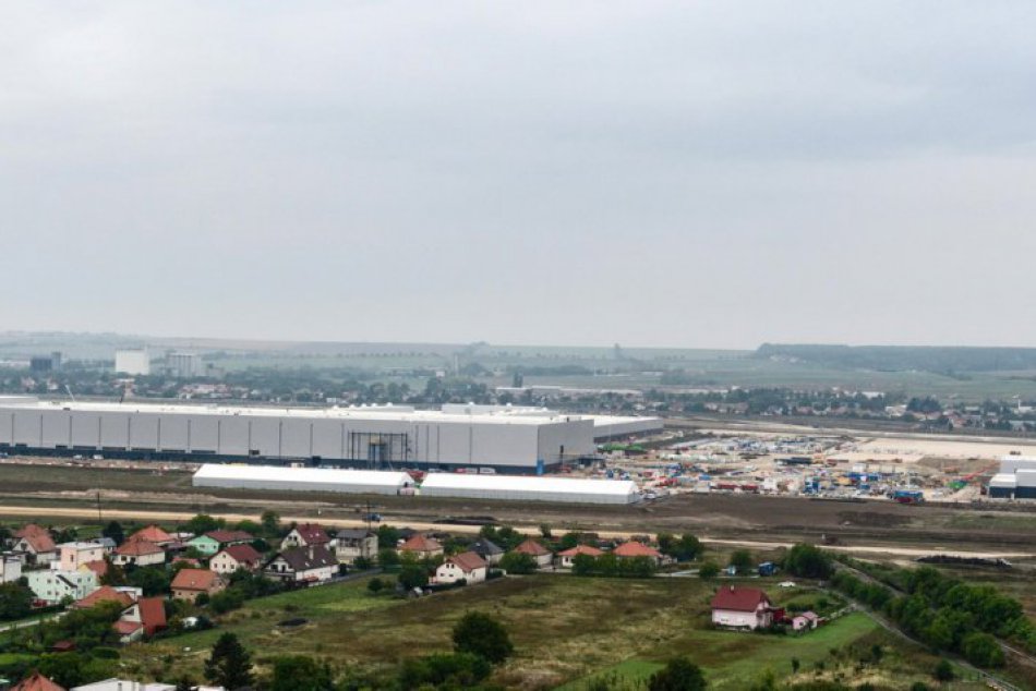 Ilustračný obrázok k článku Príchod Jaguaru otriasol cenami nehnuteľností v Nitre: Ešte drahšia je pôda