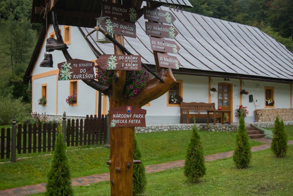 Ilustračný obrázok k článku Známa obec pri Bystrici láka chalupárov. V zime sa im o cestu stará za pár eur