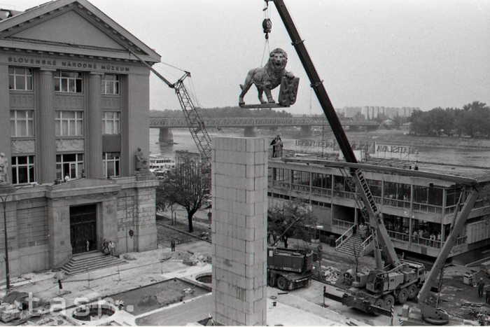 Ilustračný obrázok k článku „Tá mačka musí preč!“ povedal počas návštevy Engerau Adolf Hitler