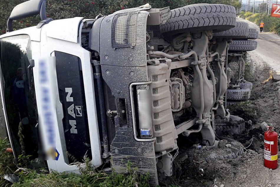 Ilustračný obrázok k článku V Považskej sa prevrátil nákladiak: FOTO priamo z miesta nehody