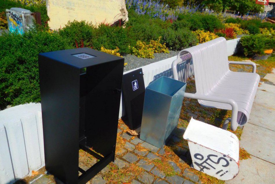 Ilustračný obrázok k článku Pôvodné smetné koše z Námestia slobody nevyhodíme, tvrdí mesto