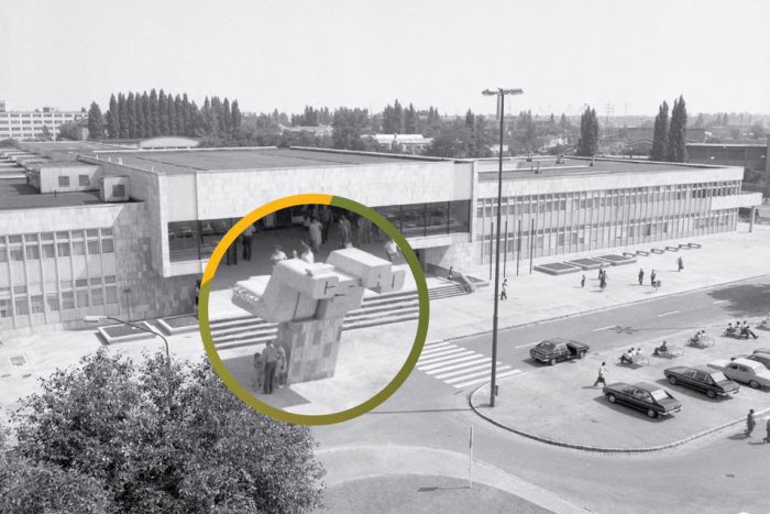 Ilustračný obrázok k článku Kde skončí umelecké dielo, ktoré desaťročia vítalo cestujúcich pred autobusovou stanicou?