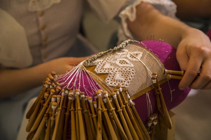 Ilustračný obrázok k článku Pod Zobor sa vrátia tradície: V Nitre uvidíme ručne robenú paličkovanú čipku