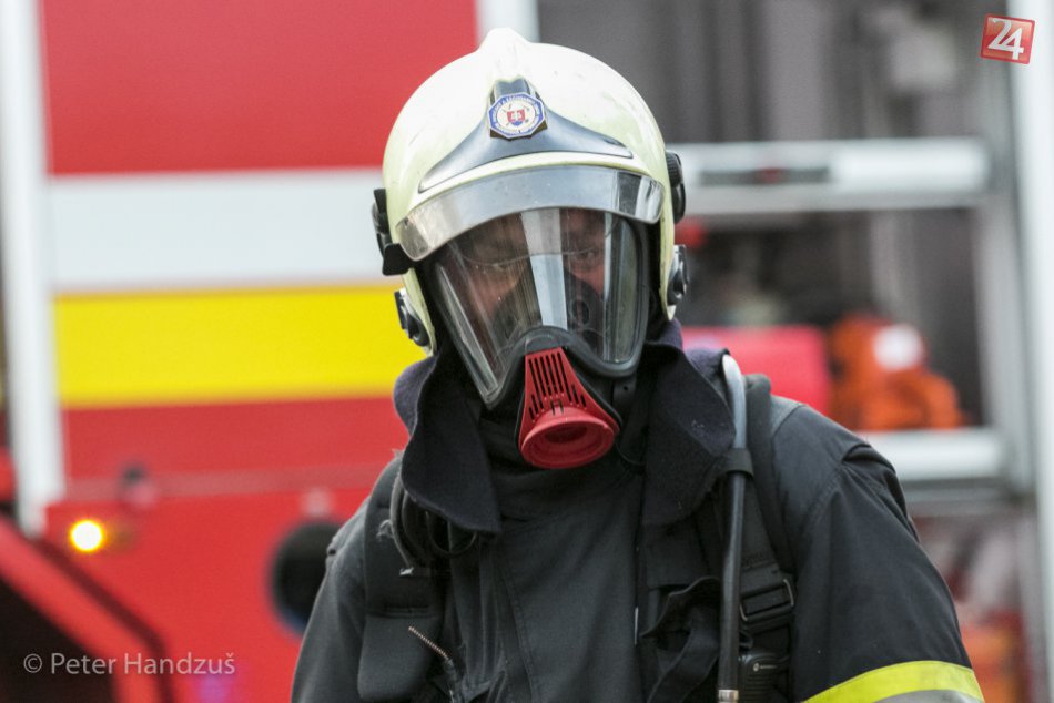 Ilustračný obrázok k článku Zásah hasičov pri požiari pri Vranove: V rómskej osade horeli obývané chatrče