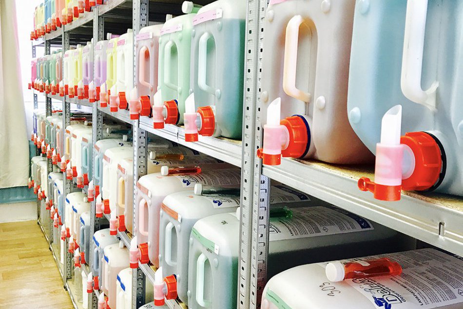 Ilustračný obrázok k článku Dobrá správa pre gazdinky v Zlatých Moravciach: V meste otvorili obchod s čapovanou bio drogériou