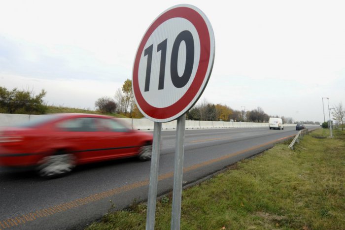 Ilustračný obrázok k článku Policajné rady vo VIDEU: Vodičom bezdôvodne jazdiacim v strednom pruhu hrozí pokuta