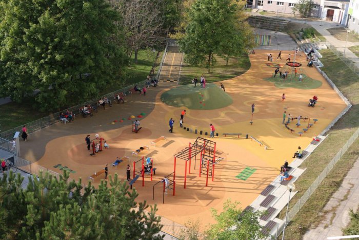 Ilustračný obrázok k článku OBRAZOM: Jedinečné moderné ihrisko Jama v Petržalke oficiálne otvoria