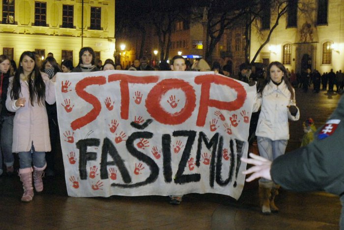 Ilustračný obrázok k článku Bystricou sa bude pochodovať proti fašizmu. Na námestí vystúpia umelci aj športovci