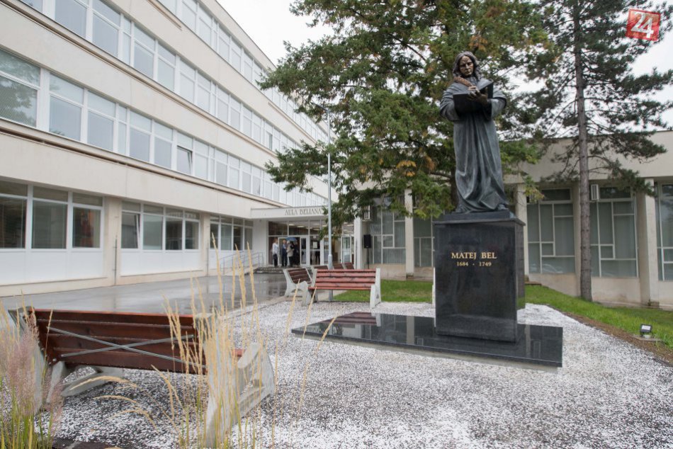 Ilustračný obrázok k článku FOTO: Bystrická Univerzita Mateja Bela  má 25 rokov. Polyhistorovi odhalili bustu