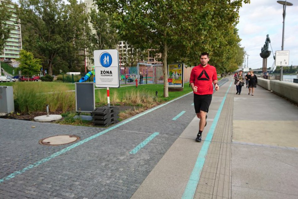 Ilustračný obrázok k článku Na nábreží vznikla Zóna tolerancie. Reaguje na veľký počet kolízií medzi chodcami a cyklistami