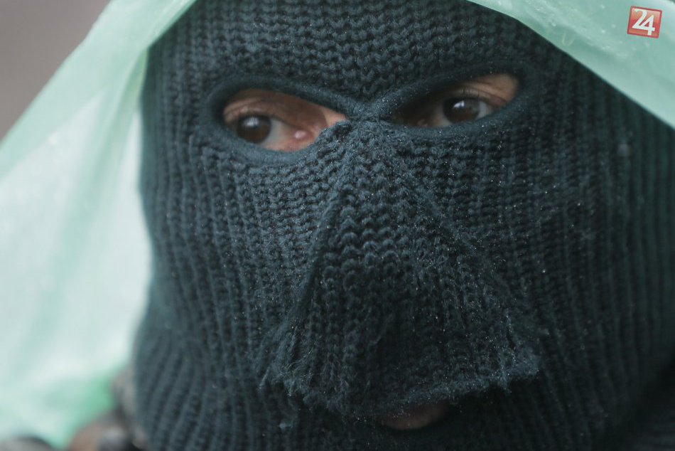 Ilustračný obrázok k článku Dieťa uprostred cesty a krádež auta maskovanými lupičmi: Polícia vyvracia ďalší mýtus