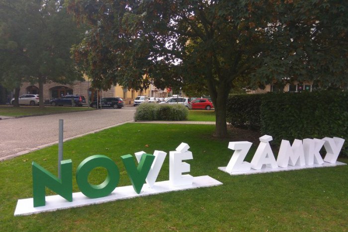 Ilustračný obrázok k článku Nápis na Hlavnom námestí predstavuje oslovenie, vysvetľuje novozámocká radnica