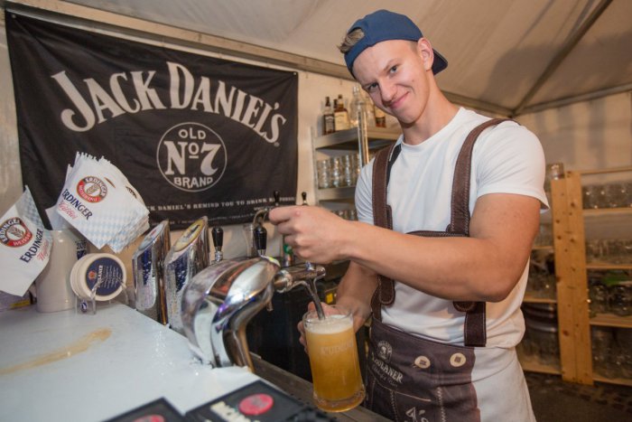 Ilustračný obrázok k článku Ešte prednedávnom hrával hokej za áčko: Miro (20) teraz čapuje pivo na Októberfeste